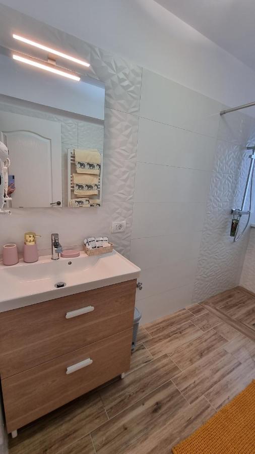 Central Residence Bacau Bagian luar foto